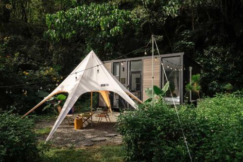Xinyi Haus | Lanka 2 by Tiny Away