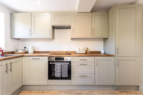 Swindon Haus | Lansdown House Long Stays Free parking and Wi-Fi