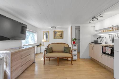 Laugardalur Wohnung | Lara Studio in Laugardalur valley, Reykjavík Central Park and Botanical Garden, Private entrance, FREE Private Parking on side
