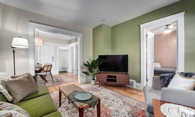 Cleveland Haus | Larchmere Classic Retreat ~ 8 mins to Cleveland Clinic ~ 5 mins to Case Western