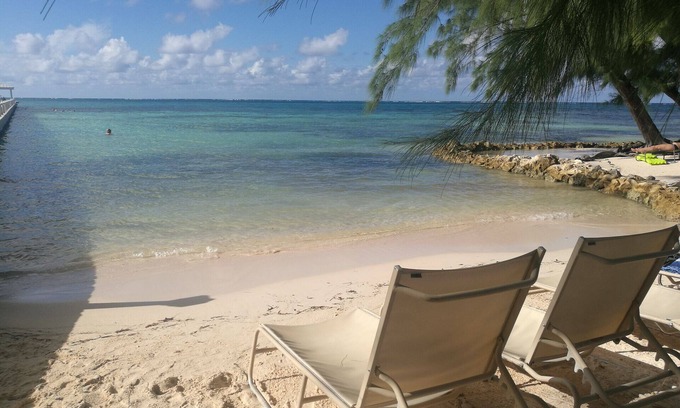 Bodden Town Eigentumswohnung | Große 2 Schlafzimmer & 2 Badezimmer Wohnung mit Terrasse mit Meerblick, 1 min zu Fuß zum Strand