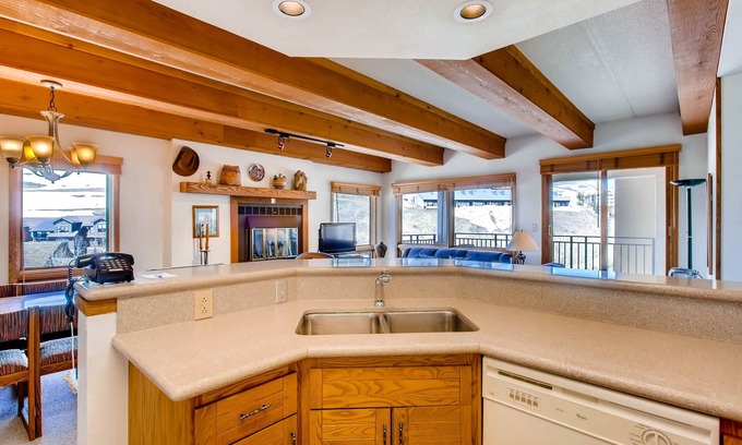 Crested Butte Eigentumswohnung | Large 2 Br With Open Floorplan 2 Bedroom Condo - No Cleaning Fee! by RedAwning