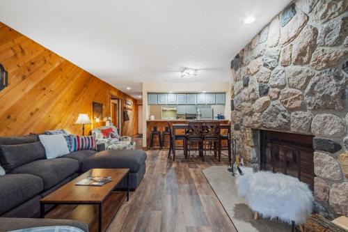 Bellaire Haus | Large 2 Floor Condo, Pool Pass, Beach Club, walk to Shanty Creek