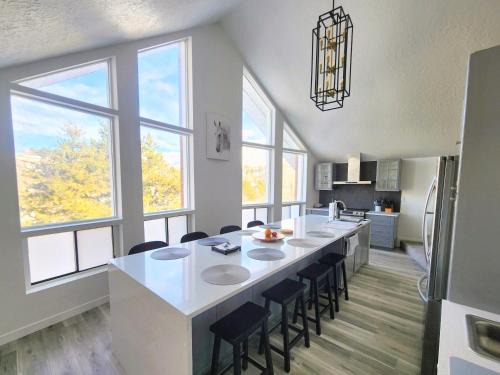 Sandy Haus | Large 3200sf A-Frame House close to Snowbird Alta Ski &Stunning Mountain View!