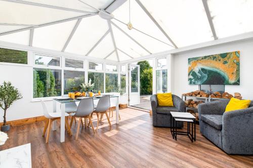 Filton Haus | Large 4Bedroom House-Parking -By FabAccommodation