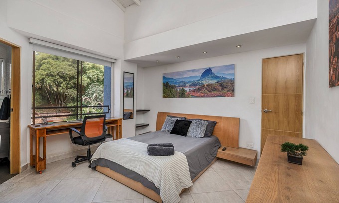 Castropol Wohnung | Large 5br 4ba Apt! Great quiet location! Near Park Provenza and Lleras! Fast net