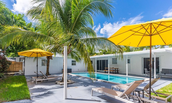 West Hollywood Haus | Large 6BR Vacation Home, Private Pool near Casino