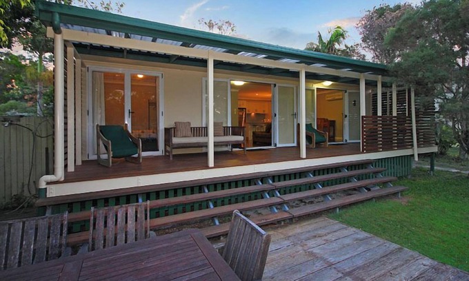 Amity Point Haus | Large beachside house in quiet bush surroundings