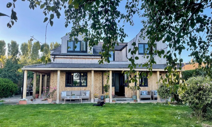 Atworth Haus | Large Country House; Dog-Friendly, Sleeps 12!