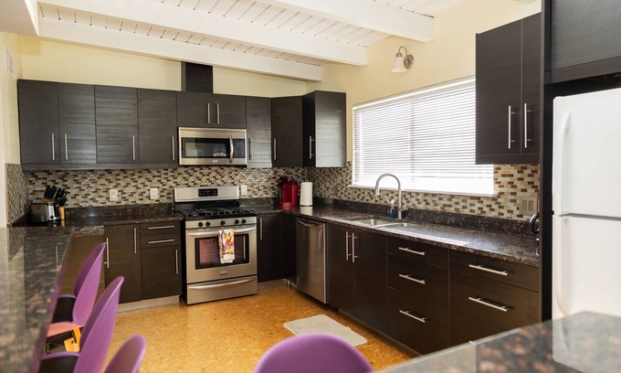 Highland Business Wohnung | Large duplex w/6 bedrooms, 4 baths, 2 living rooms, washer/dryer. Pet friendly!