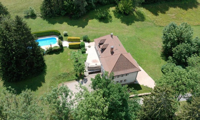 Ney Haus | Large family house sleeping 8/10 with swimming pool