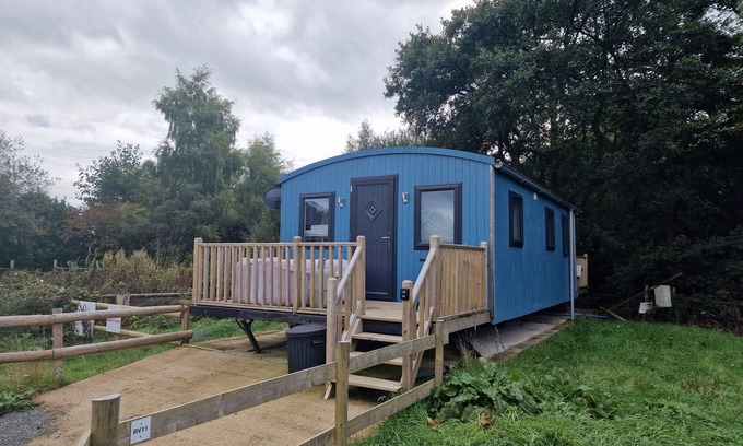 Llanfair Caereinion Kabine | Large Glamping Hut - Riverview 13