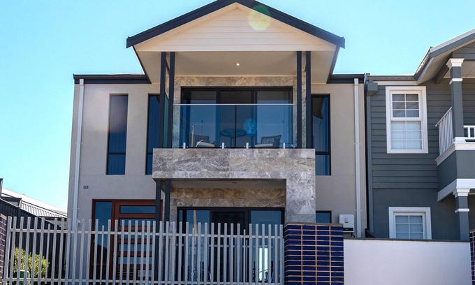 Jindalee Haus | Large home sleeps 6 with heated outdoor swimspa