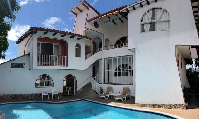 Anapoima Haus | Large house with pool, bolirana, BBQ, Wifi and private parking near the center..