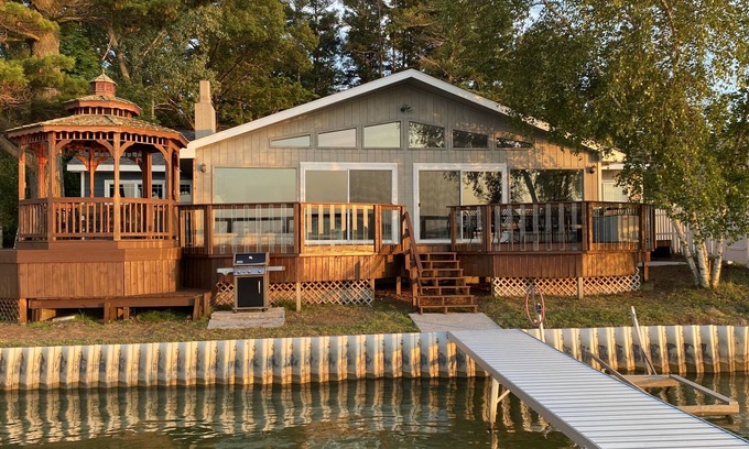 Silver Lake Hütte | Large Lake House 30 Meter vom Wasser entfernt mit eigenem Dock aus der Tür.