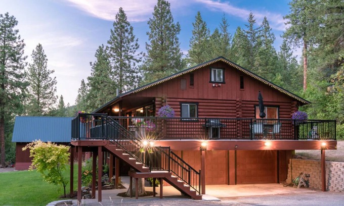 Leavenworth Haus | Large lodge with hot tub, theater, acreage and close to town! #STR 000330
