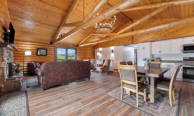 Whitewood Kabine | Large Log Home Overlooking Creek!