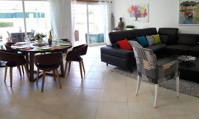Portimao Wohnung | Großes Luxus-Apartment mit Pool, Garage, Klimaanlage und kostenfreiem WLAN