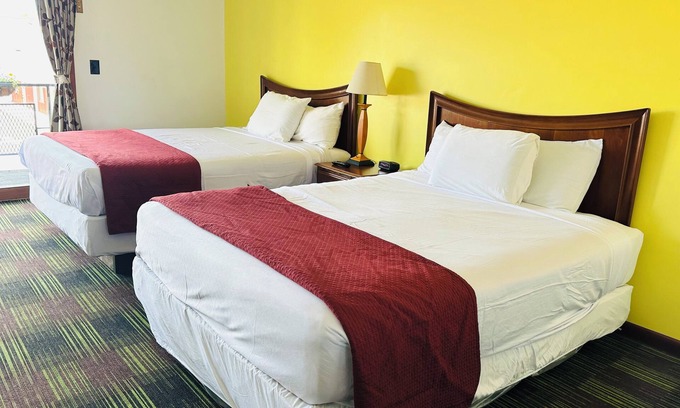 Sandusky Hotel | Large Pool Open Late! Hotel Room by Cedar Point