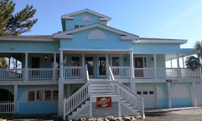 Inlet Harbour Haus | LARGE,Pool,pool table,Arcade,2 Golf Carts,6 Kayaks,free linen,Hot Tub,near beach