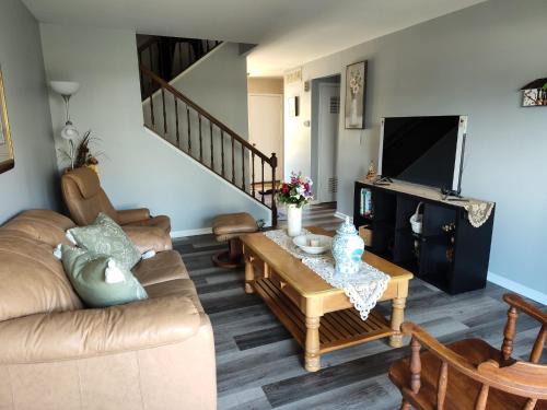 Elk Grove Village Haus | Large room with balcony in private home in Elk Grove