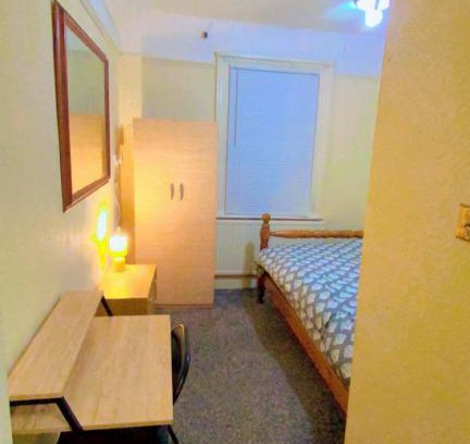 Slough Haus | Large rooms for stay