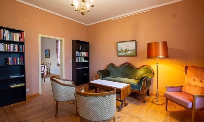 Borrentin Wohnung | Große Ferienwohnung in altem Pastorat mit Kamin und Garten