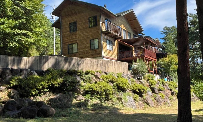 Shimosuwa Haus | Large Western House with deck overlooking Lake Suwa, Sth Alps & Mt Fuji