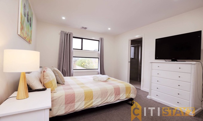 Lyons Haus | Lavish in Lyons - 3bd 2bth spacious & modern home