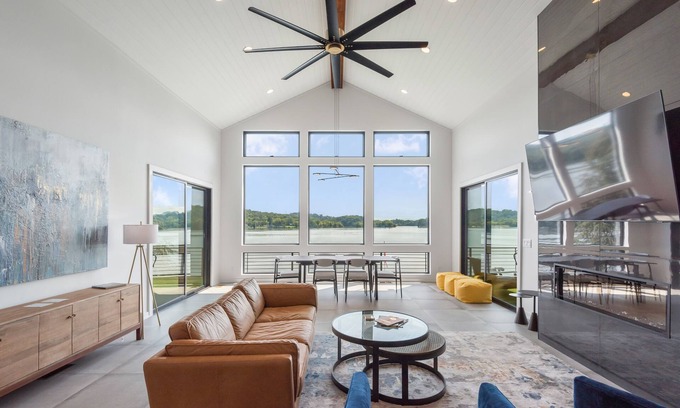 Mount Vernon Haus | Lavish Lake Getaway W/180* Views+ Boat Dock