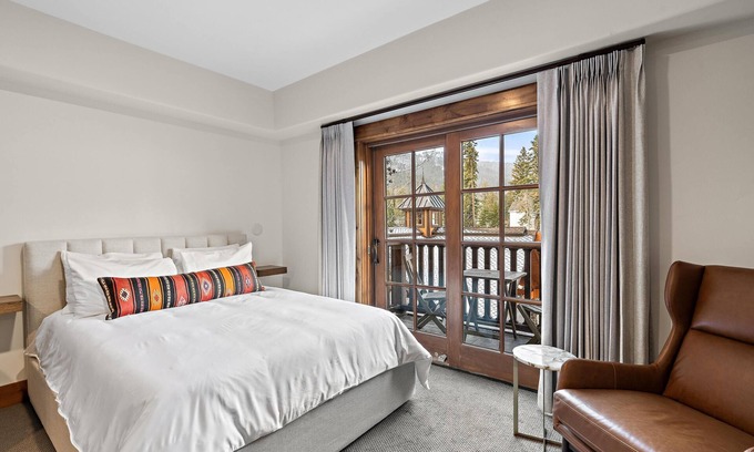 Tamarack Wohnung | Lavish Studio with Balcony