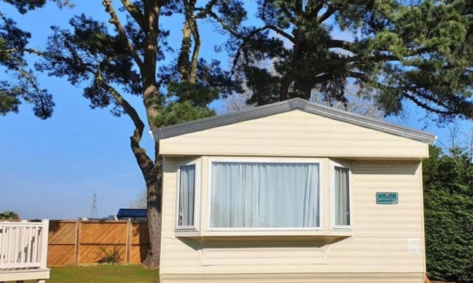 Hamworthy Haus | Lazy Bear 25 Arne View Seaside home with great views, full kitchen&strong Wi-Fi.