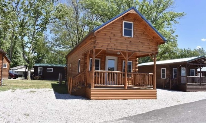 Ashtabula Kabine | Lazy Bear Cabin in between Geneva-on-the-Lake and the Historic Ashtabula Harbor