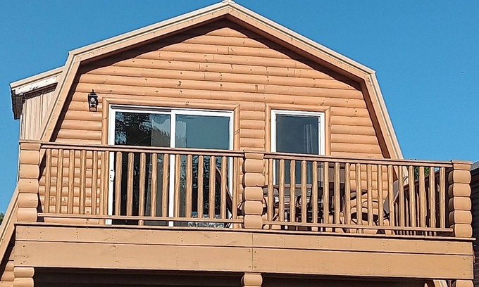 Ashtabula Kabine | Lazy Dayz Cabin, 3 bedrooms, 2 baths with views of Lake Erie.