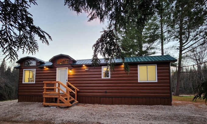Malone Kabine | Lazy Deer - Tiny Cabin, 50 acres near Titus Ski