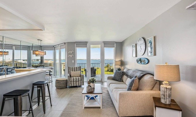 Pensacola Beach Eigentumswohnung | Lazy Dolphin - Beautifully Updated, Convenient Condo with Huge Community Pool & Tennis Court