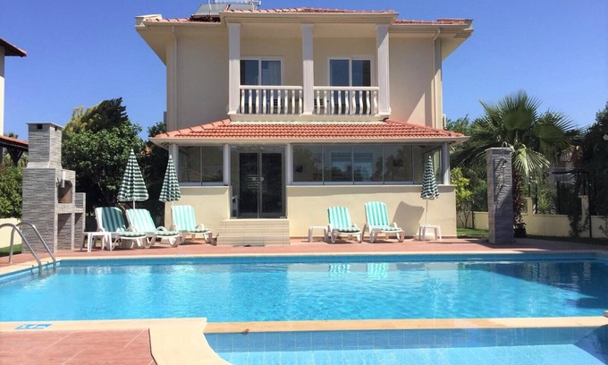 Dalyan Villa | Lazy Duck Villa Große stilvolle, hochwertige Privatvilla mit Pool, in der Nähe von Geschäften