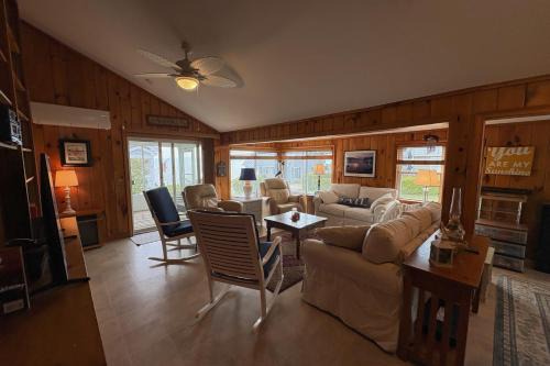 Malletts Bay Haus | Lazy Lake Days