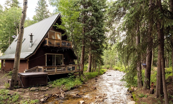 Black Hawk Kabine | Lazy Me ~ A Magical Creek-front Cabin with Hot Tub! Private Woods