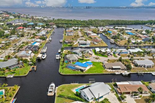 Lochmoor Waterway Estates Haus | Lazy Palm Retreat Heated Pool Jacuzzi Gulf Canal