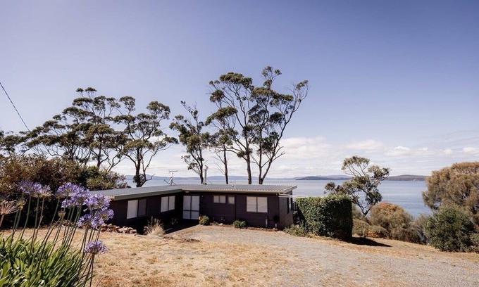 Primrose Sands Haus | 'Lazy Susan's' Waterfront Shack