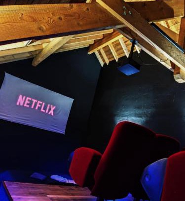 Lathuile Wohnung | LE COCON l'unique expérience Cinéma room de la Grange Savoyarde 1km du Lac d'Annecy