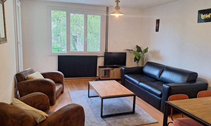 Ornex Wohnung | Central- Quiet private parking- Balcony and private garage