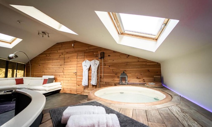 Spontin Wohnung | Le Lov't - Suite avec jacuzzi