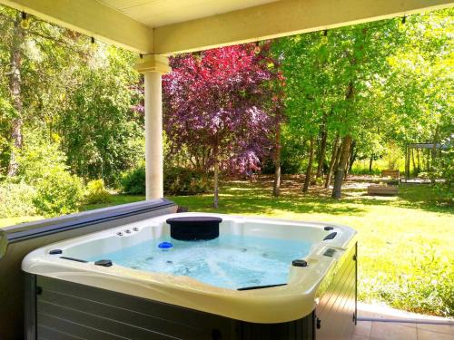 Montech Haus | Le Parc Jean Édouard - Spa avec jacuzzi privé - Superbe villa 4 chambres - 9 couchages - 6 lits - Poêle - Parking - Climatisation réversible- Terrasse ombragée et grand jardin