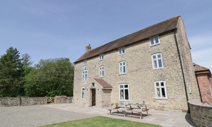 Clows Top Hütte | LEA FARM HOUSE, family friendly, with hot tub in Cleobury Mortimer