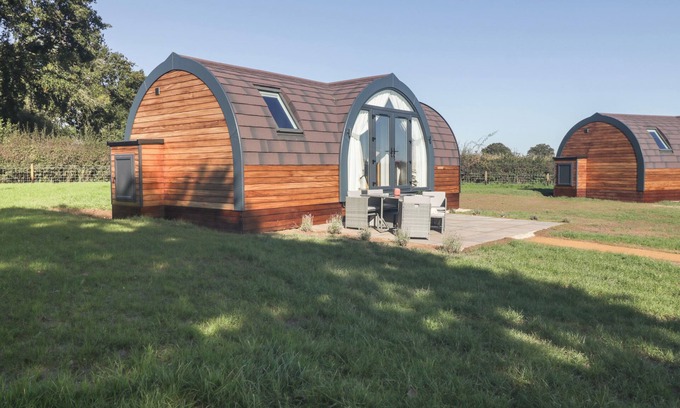 Newent Hütte | LEADON VIEW OAK, pet friendly, with a garden in Newent