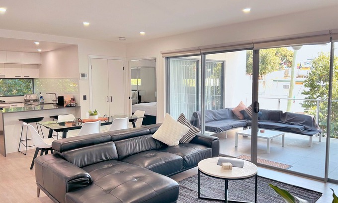 Morningside Wohnung | Leafy & Spacious Apt w/Balcony, Parking & 65" TV