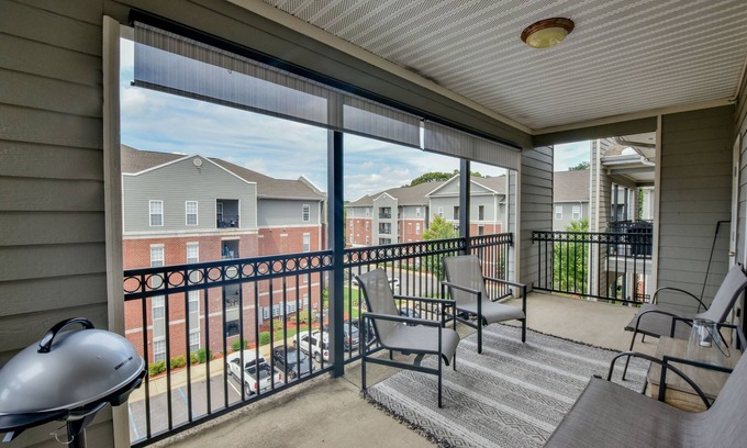 Tuscaloosa Eigentumswohnung | Legends Landing - close to campus, shopping, and more! Complex pool!