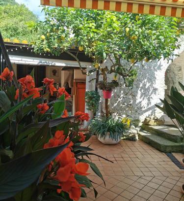 Feglino Haus | "Lemon Tree House" with garage for MTB